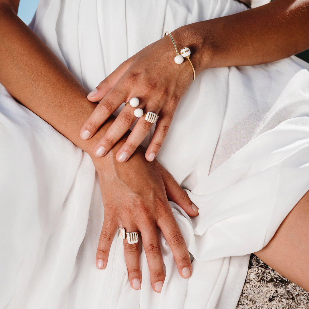 Brazalete de oro y blanco.