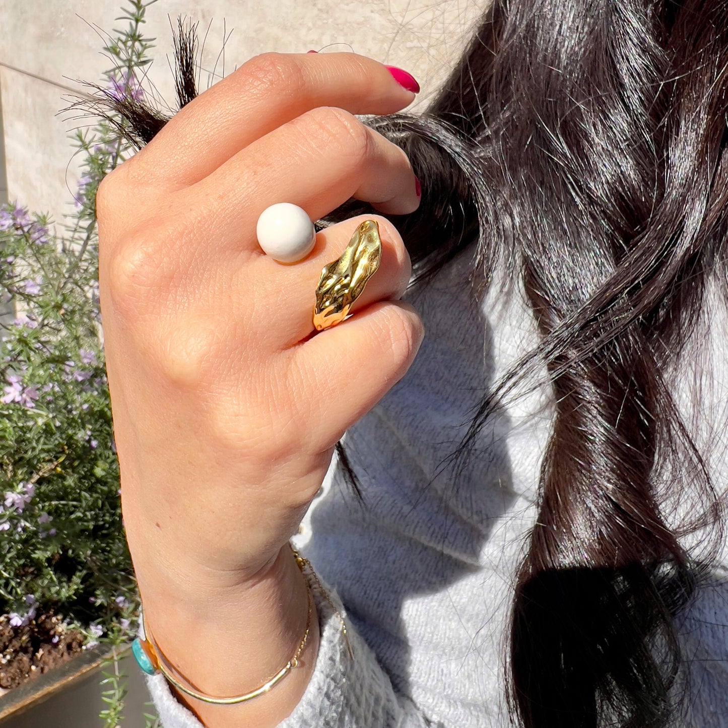 White sphere ring and gold tile